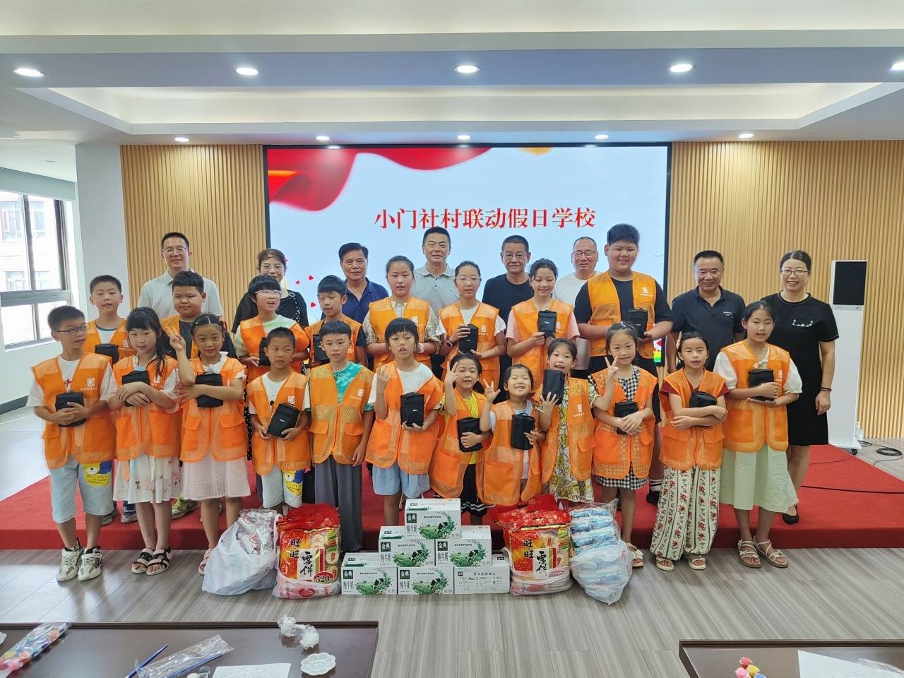 我司總經(jīng)理赴白峰街道假日學(xué)校走訪慰問